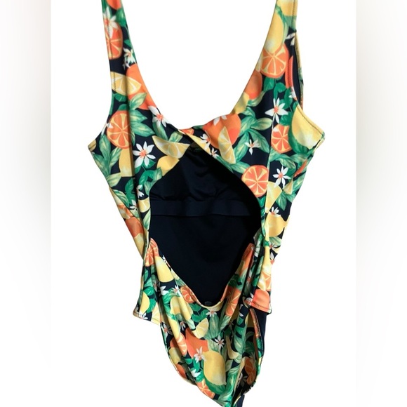 NWT Old Navy TwistBack Cutout One-Piece High Cut Swimsuit Lemon Oranges Print XL - Picture 4 of 9
